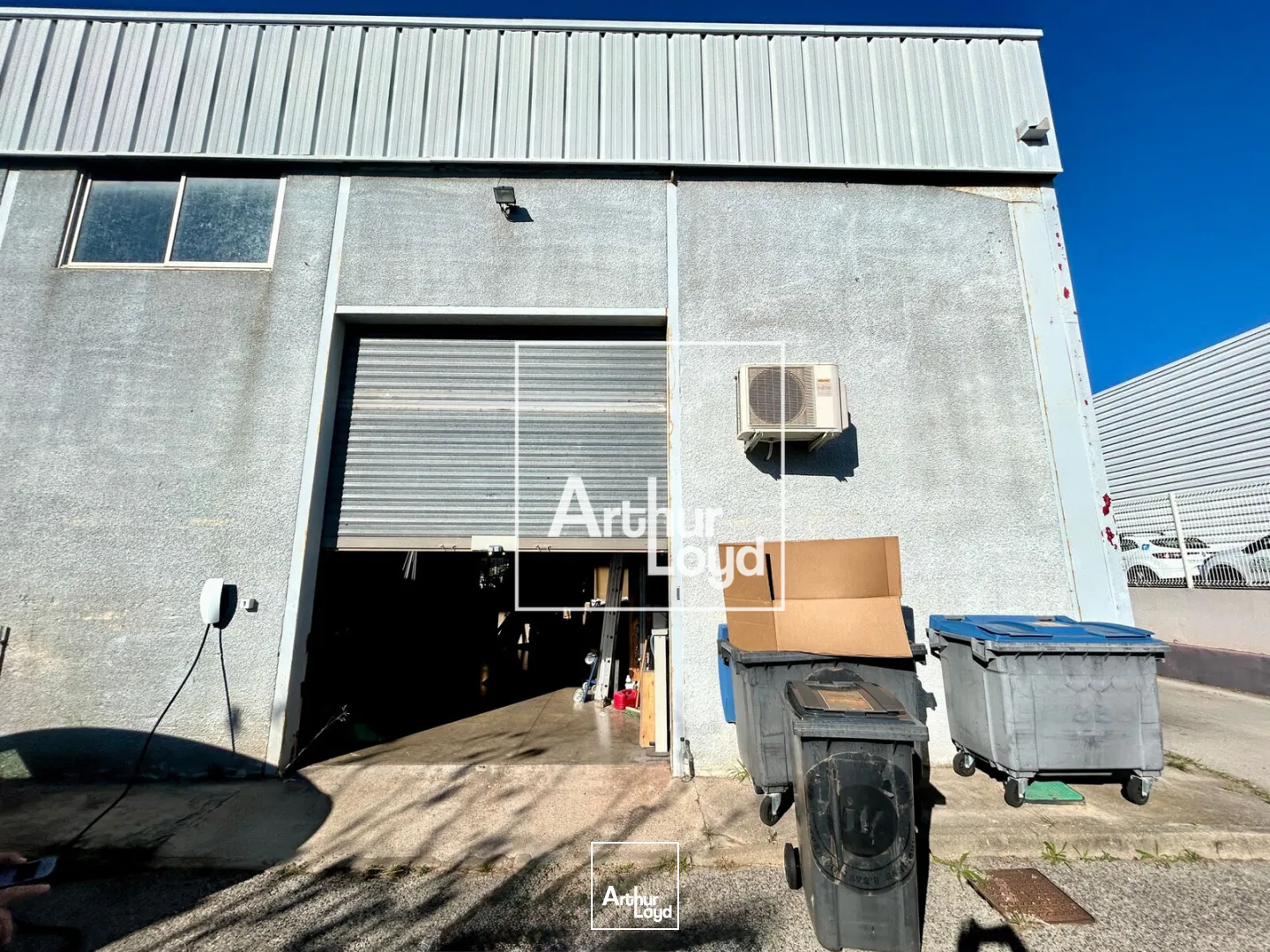Local commercial à louer - 840 m2 à Mauguio avec portes sectionnelles