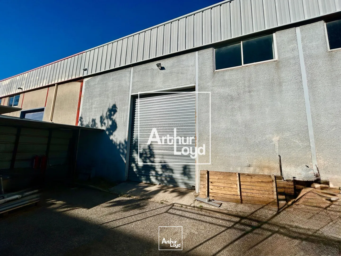 Local commercial à louer - 840 m2 à Mauguio avec portes sectionnelles
