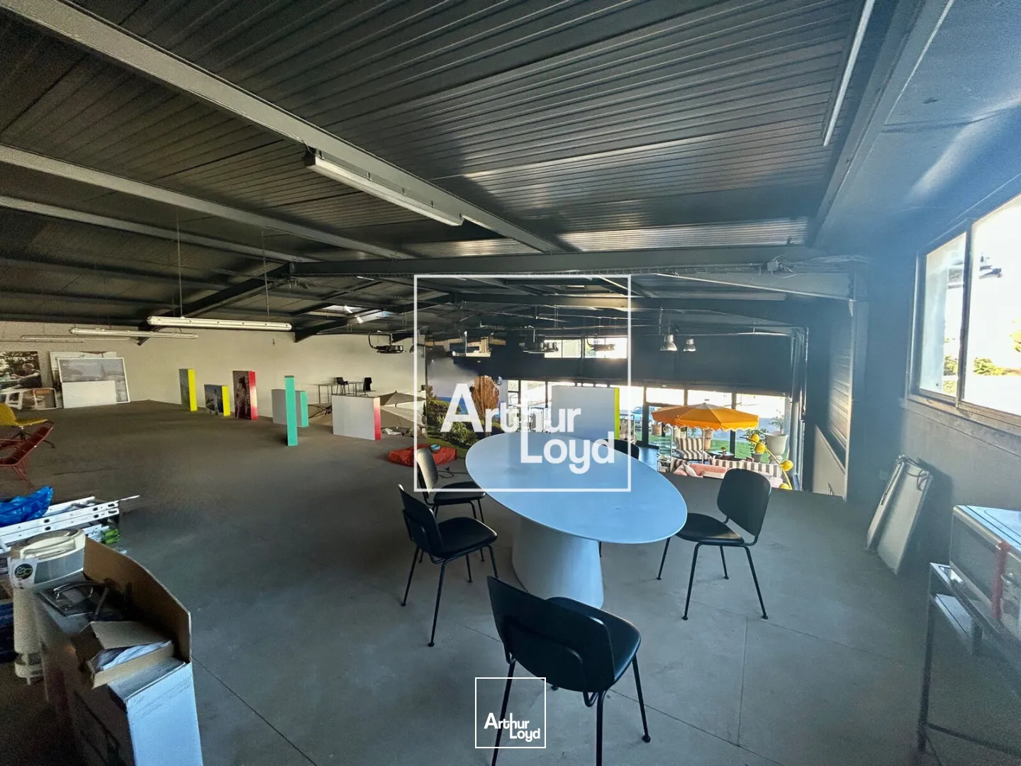 Local commercial à louer - 840 m2 à Mauguio avec portes sectionnelles