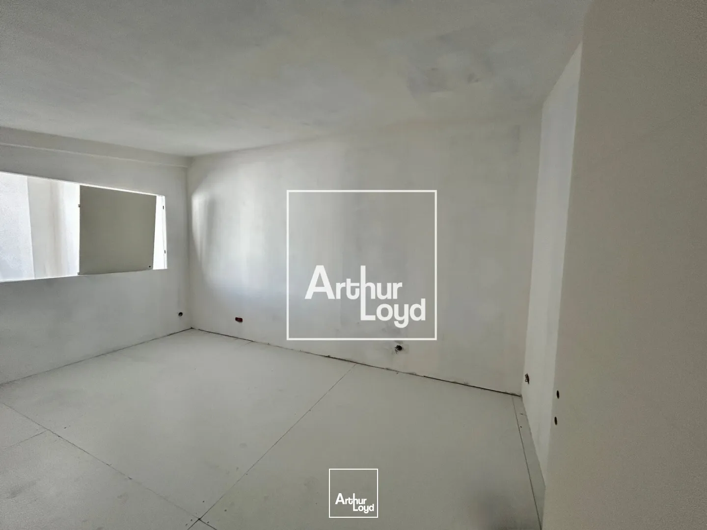 Local commercial à louer - 840 m2 à Mauguio avec portes sectionnelles