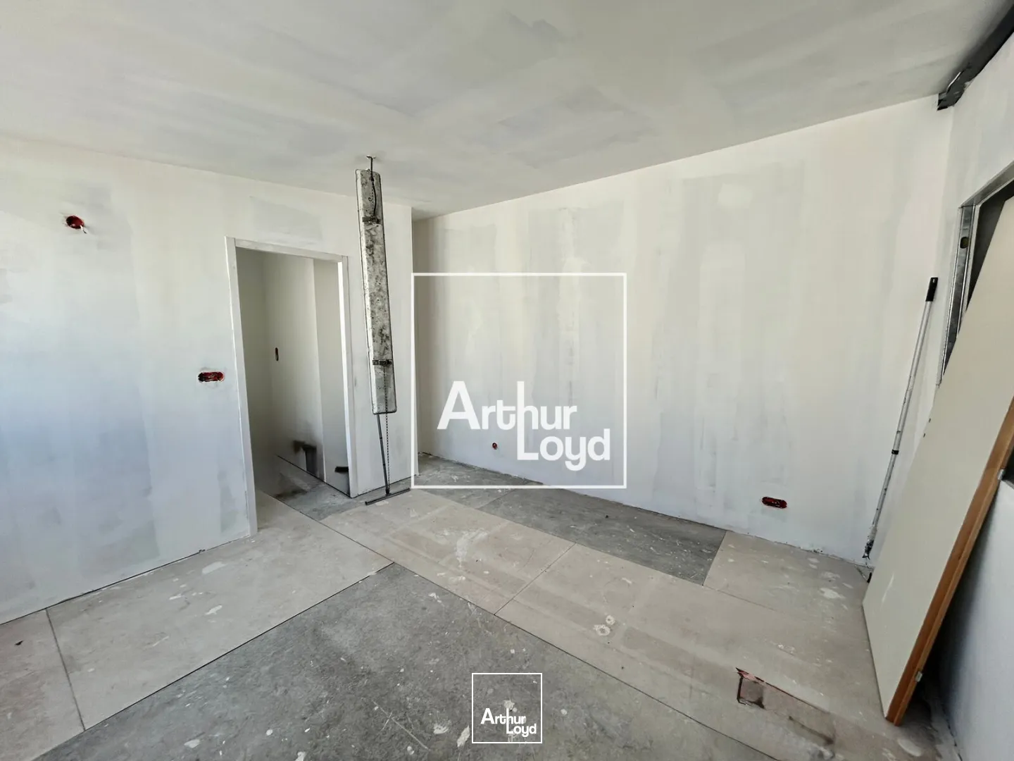 Local commercial à louer - 840 m2 à Mauguio avec portes sectionnelles