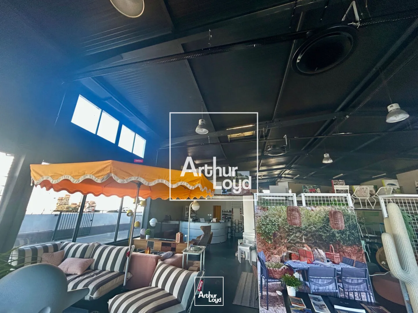 Local commercial à louer - 840 m2 à Mauguio avec portes sectionnelles