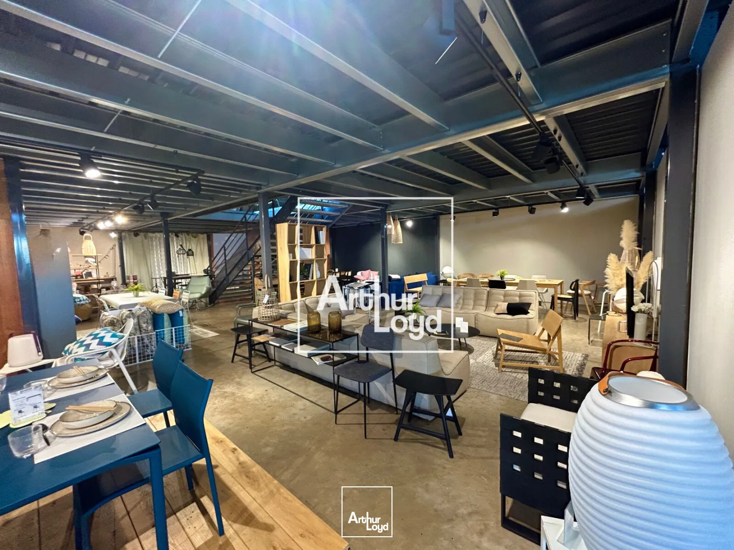 Local commercial à louer - 840 m2 à Mauguio avec portes sectionnelles