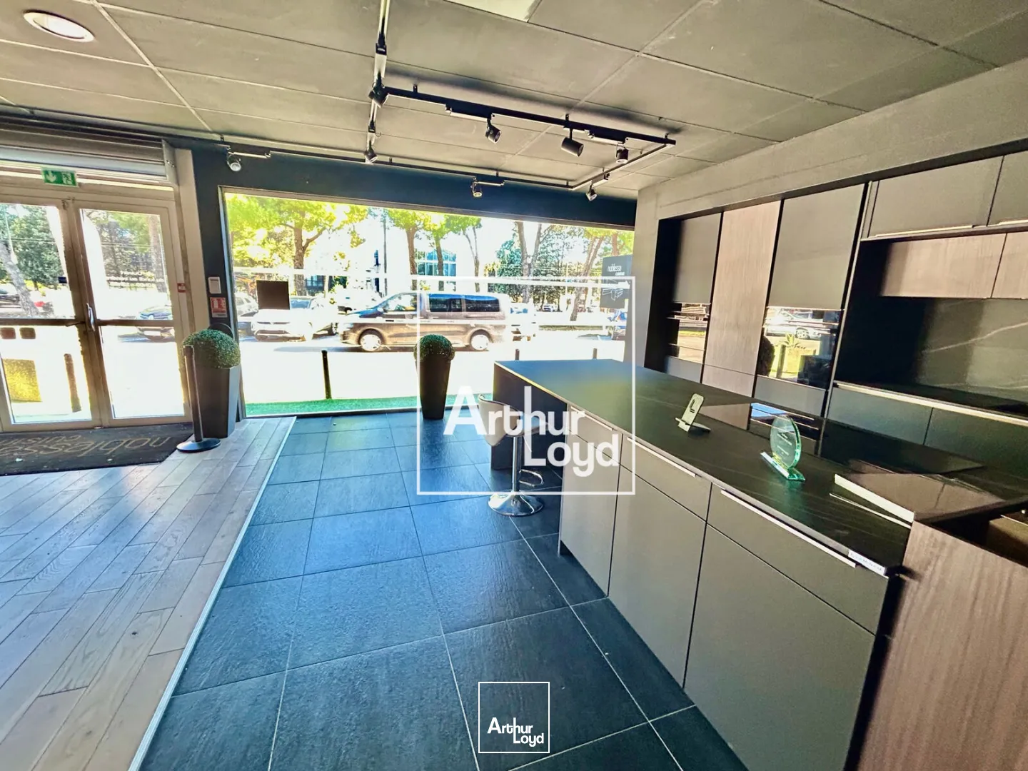 Local commercial à louer - Visibilité optimale, linéaire exceptionnelt - 490 m2 - Lattes