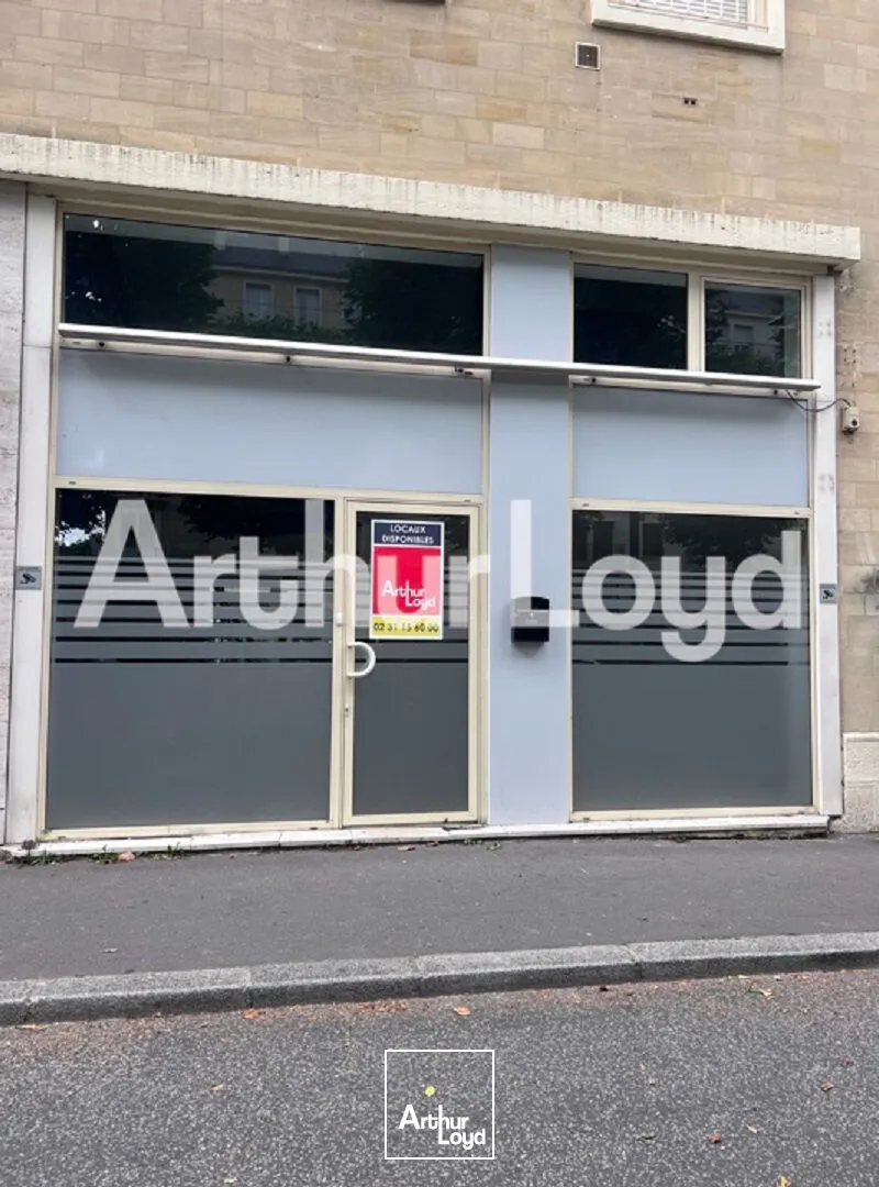 Local commercial / Bureaux - 100 m² environ -Immeuble ancien avec vitrines