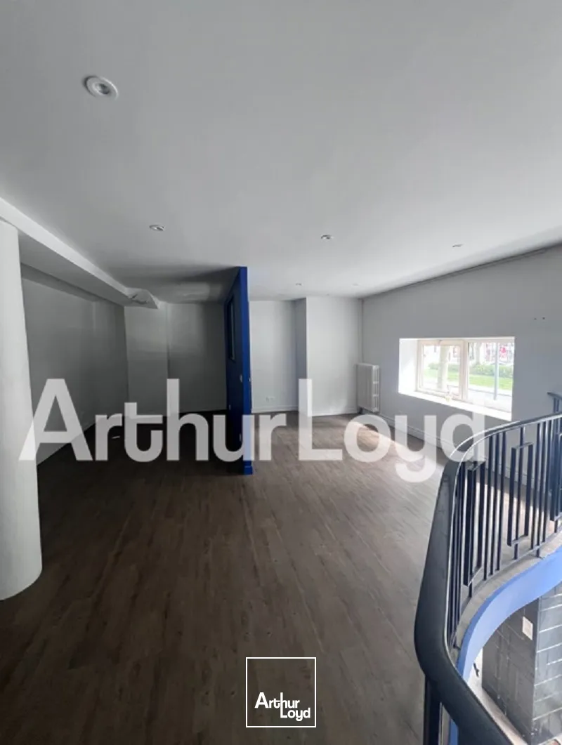 Local commercial / Bureaux - 100 m² environ -Immeuble ancien avec vitrines
