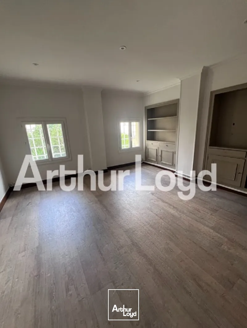 Local commercial / Bureaux - 100 m² environ -Immeuble ancien avec vitrines