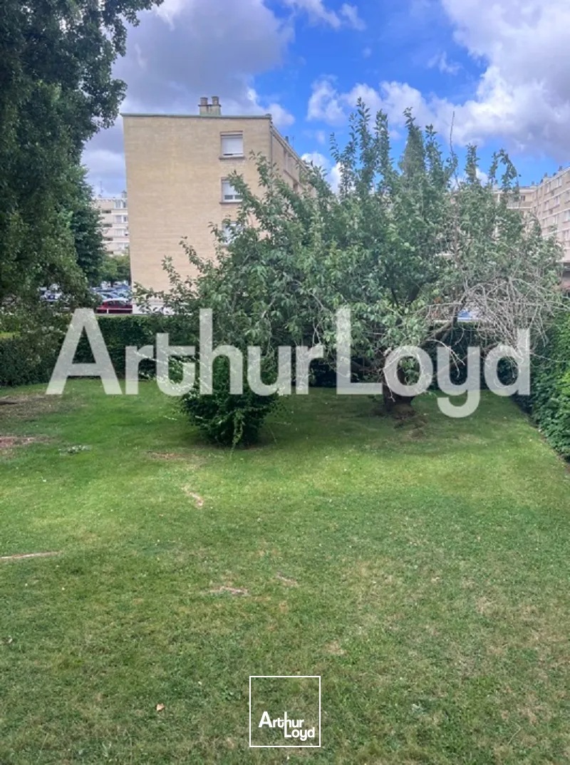 Local commercial / Bureaux - 100 m² environ -Immeuble ancien avec vitrines