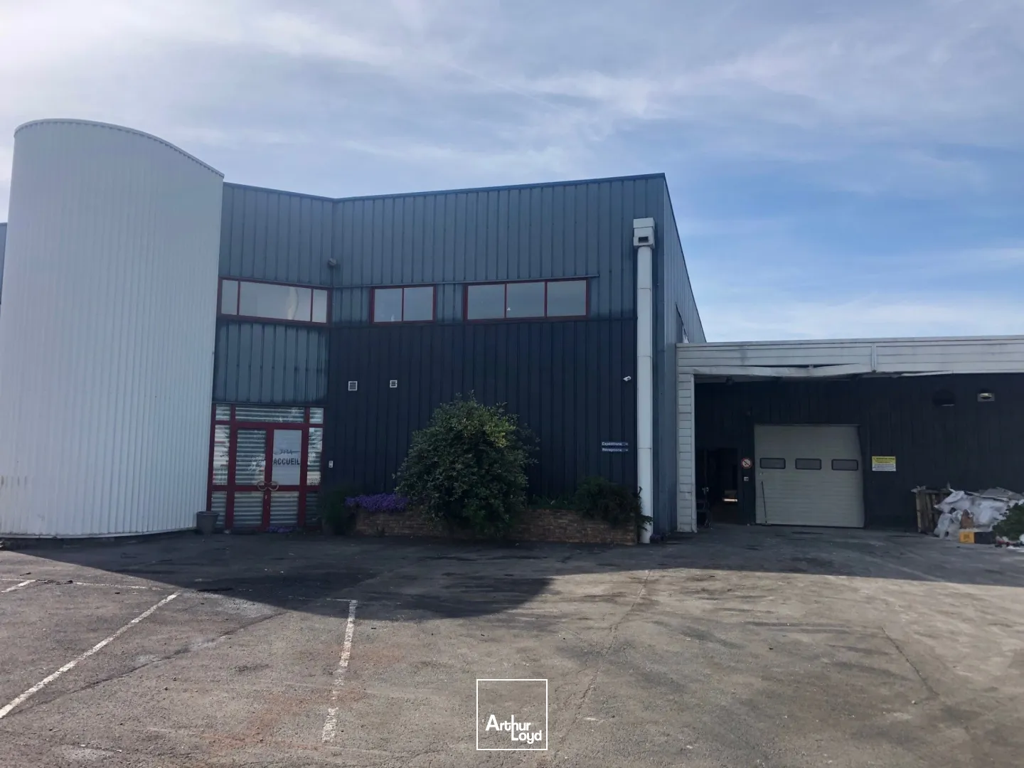 Entrepôt indépendant rénové en location - 2479 m² + stockage extérieur - Goussainville / secteur Roissy CDG