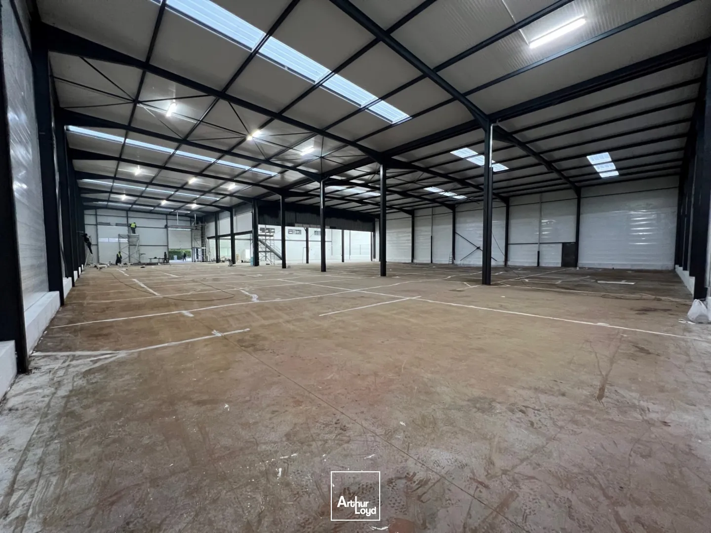 Entrepôt indépendant rénové en location - 2479 m² + stockage extérieur - Goussainville / secteur Roissy CDG