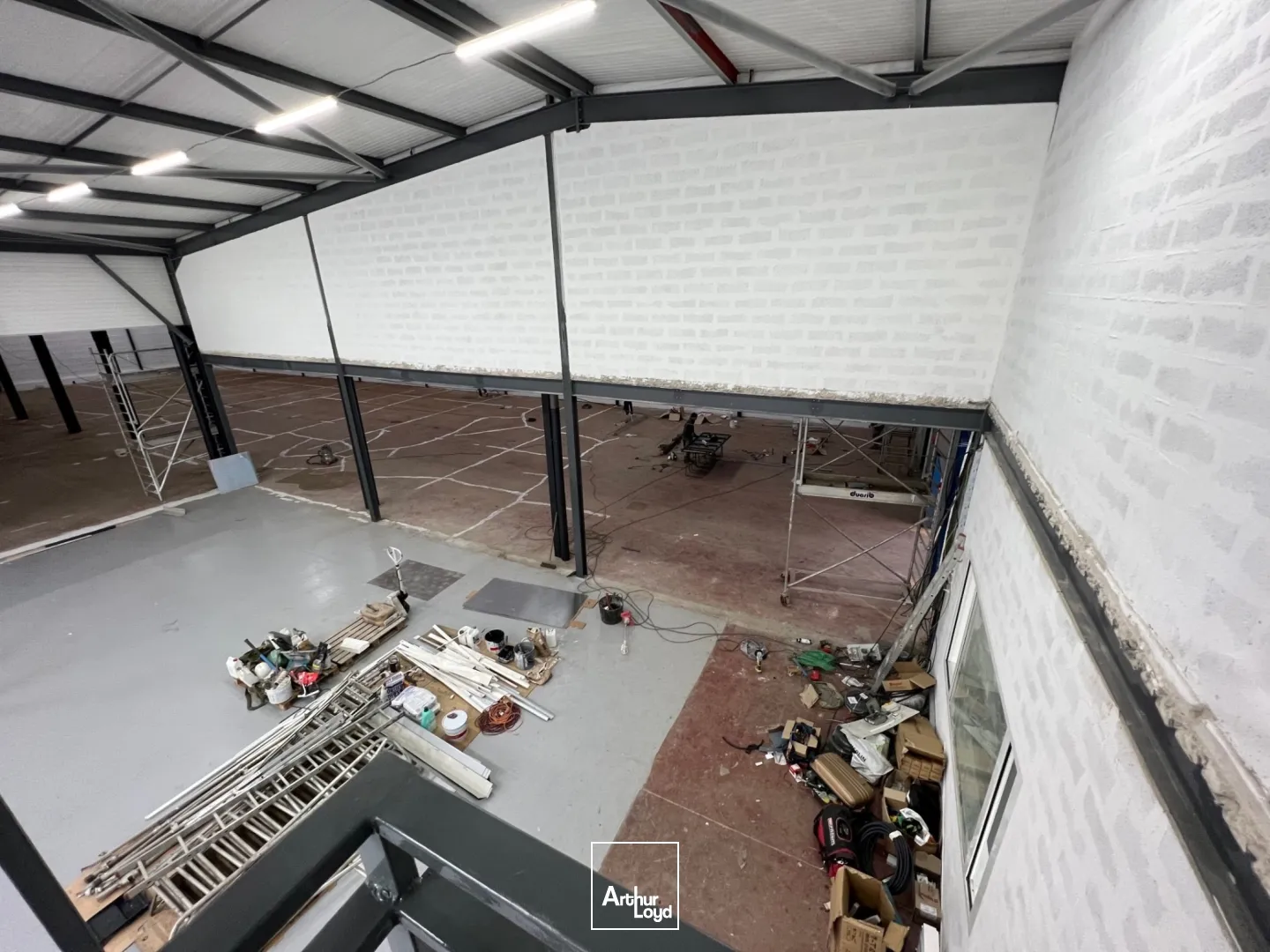 Entrepôt indépendant rénové en location - 2479 m² + stockage extérieur - Goussainville / secteur Roissy CDG