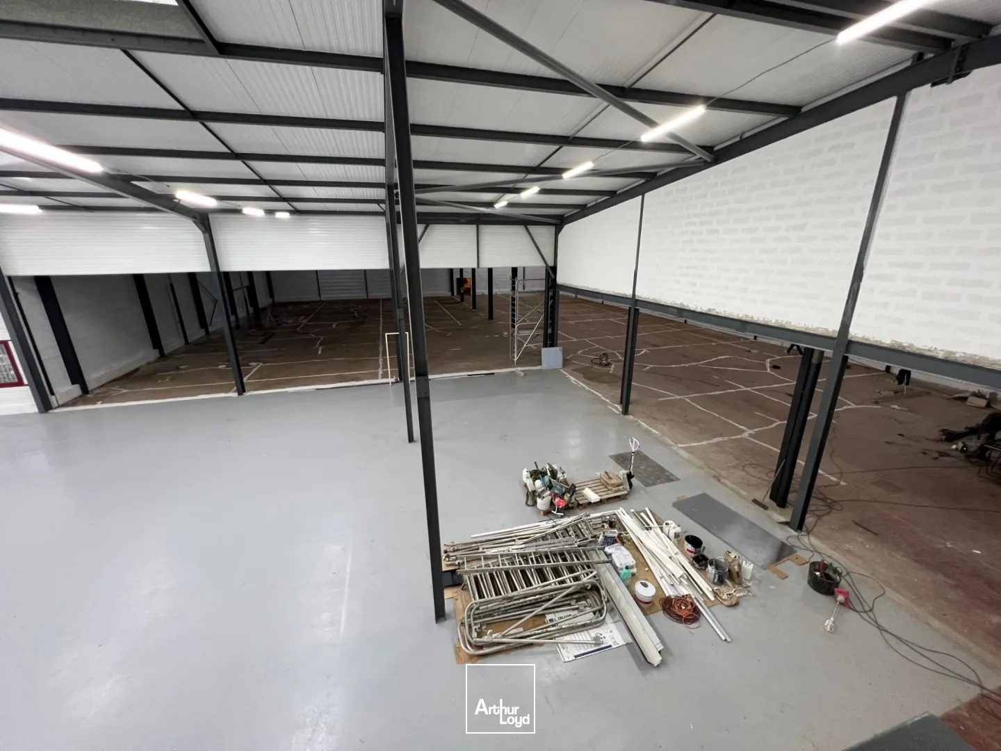 Entrepôt indépendant rénové en location - 2479 m² + stockage extérieur - Goussainville / secteur Roissy CDG