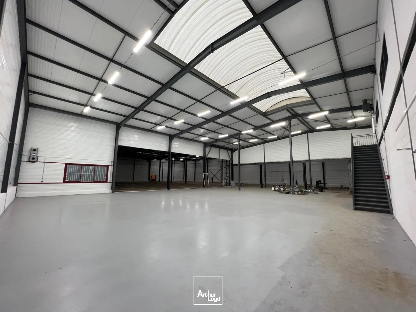 Entrepôt indépendant rénové en location - 2479 m² + stockage extérieur - Goussainville / secteur Roissy CDG