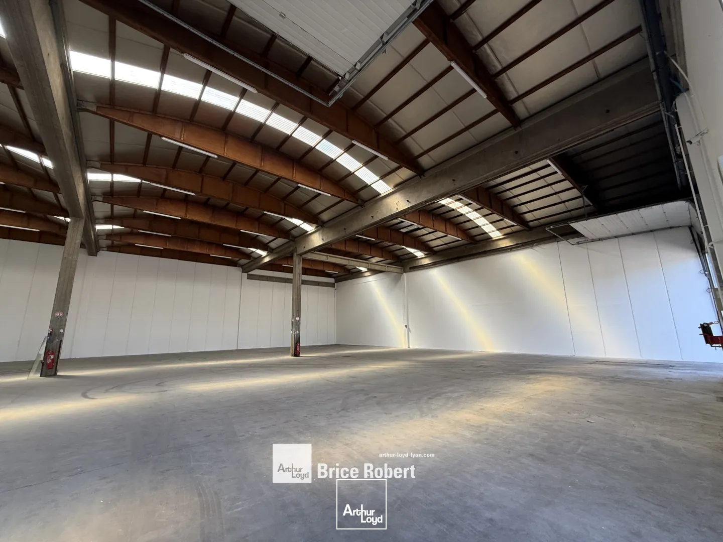 A louer - Locaux d'activités divisibles à partir de 510 m² dans un parc d'activités avec bureaux aménagés - Saint Priest 