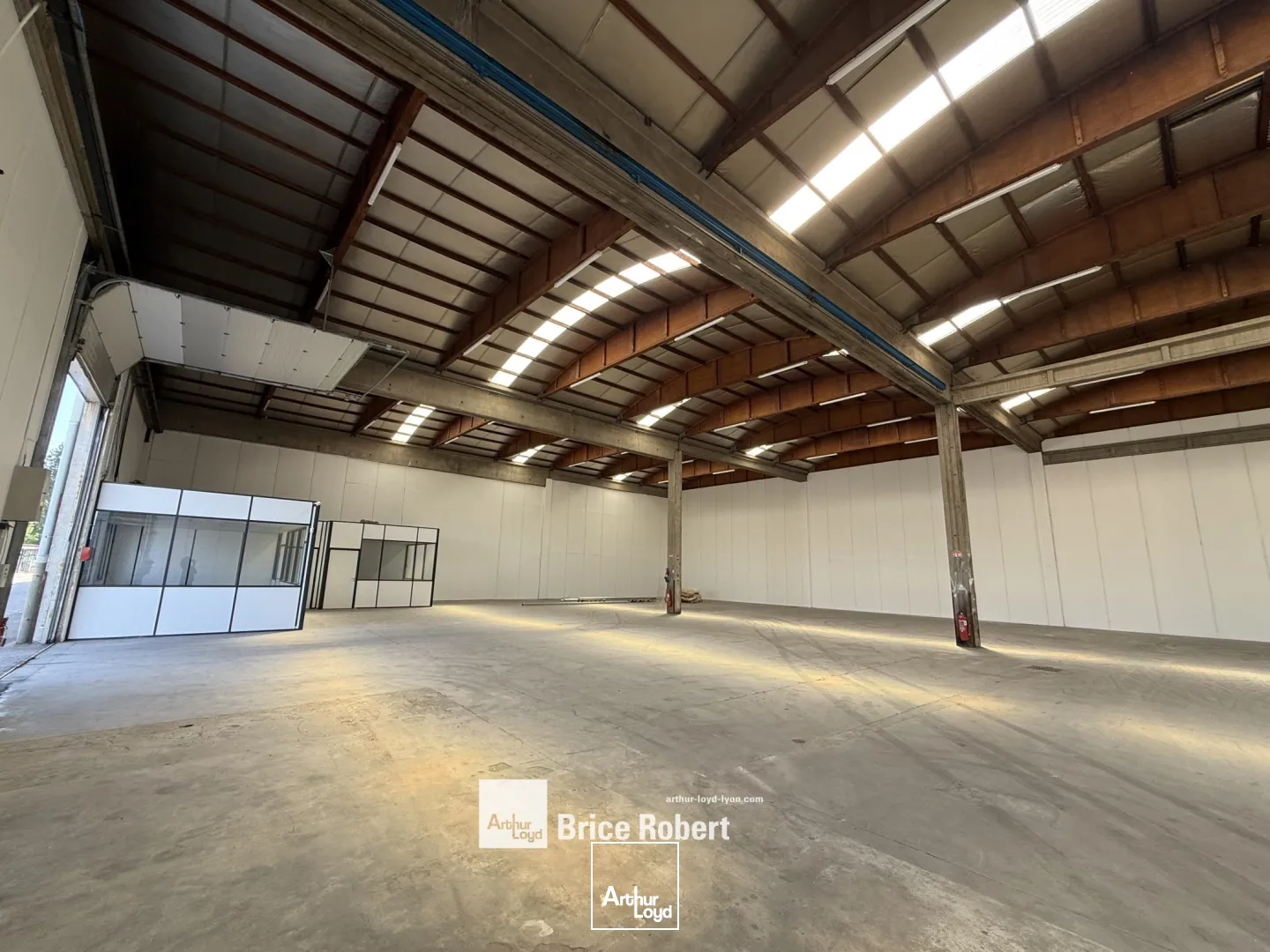 A louer - Locaux d'activités divisibles à partir de 510 m² dans un parc d'activités avec bureaux aménagés - Saint Priest 