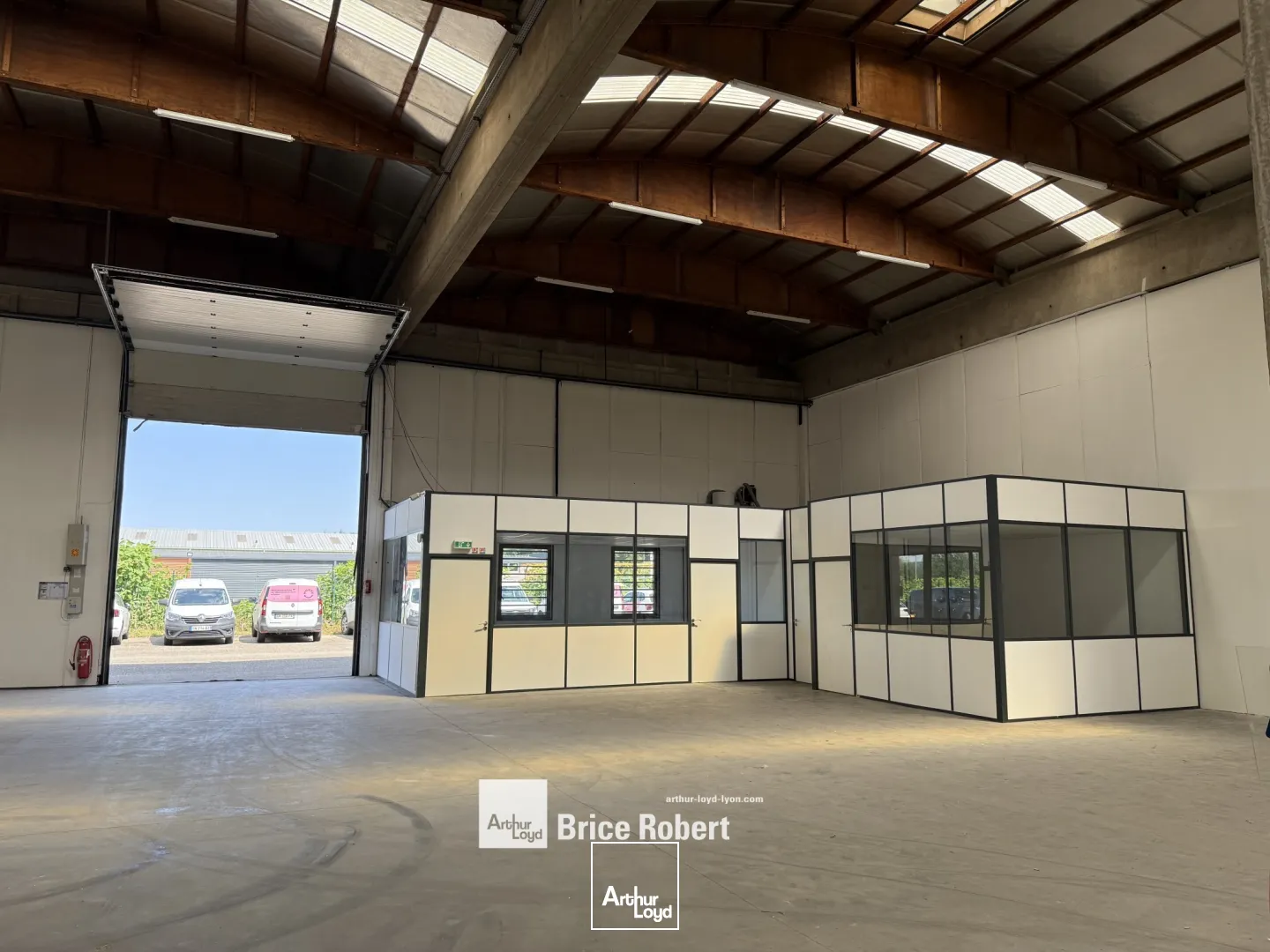 A louer - Locaux d'activités divisibles à partir de 510 m² dans un parc d'activités avec bureaux aménagés - Saint Priest 