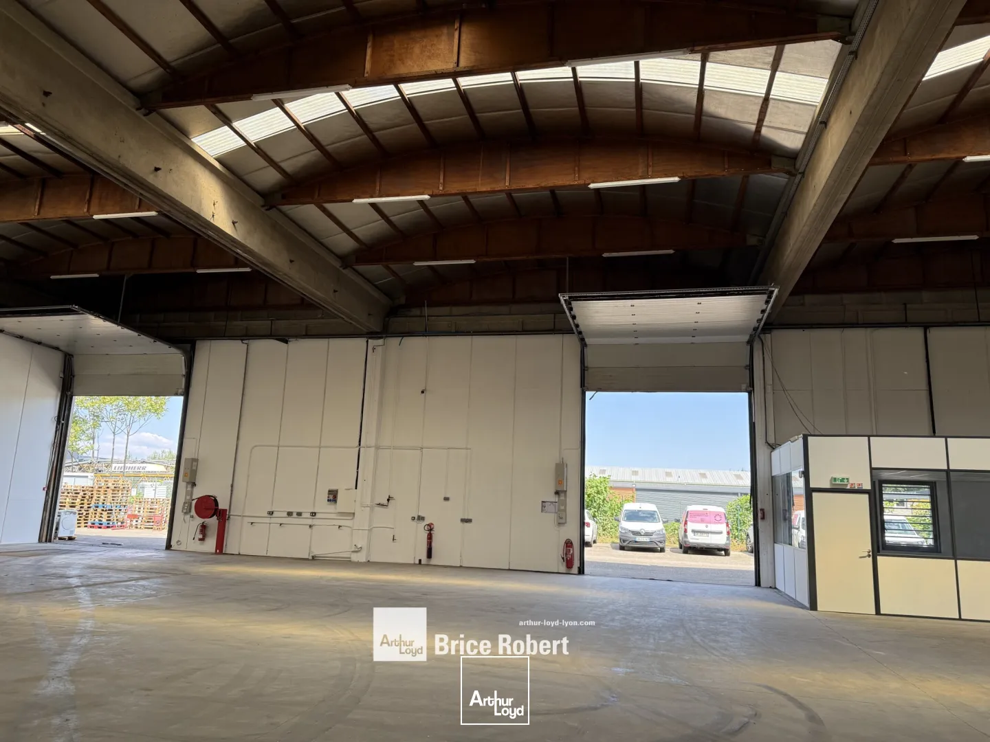 A louer - Locaux d'activités divisibles à partir de 510 m² dans un parc d'activités avec bureaux aménagés - Saint Priest 