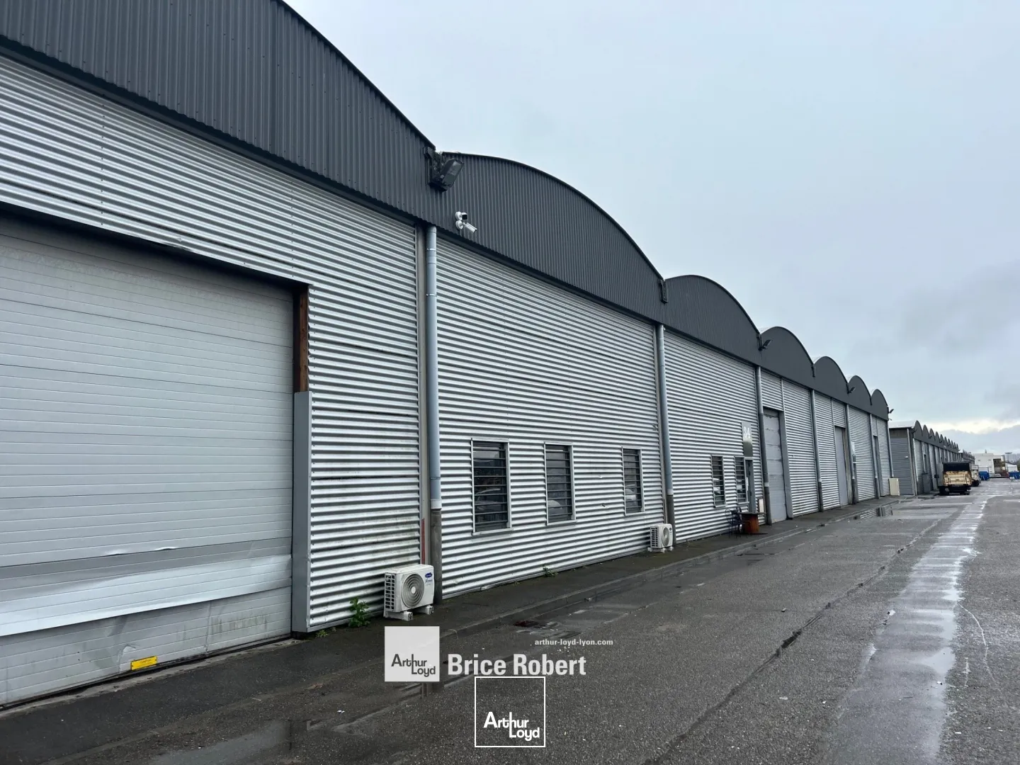 A louer - Locaux d'activités divisibles à partir de 510 m² dans un parc d'activités avec bureaux aménagés - Saint Priest 