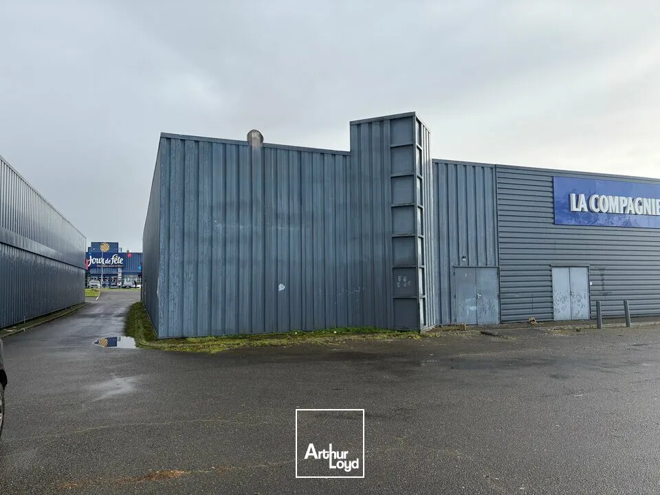 LOCAL COMMERCIAL - 510 M2 - ZONE MENDES FRANCE