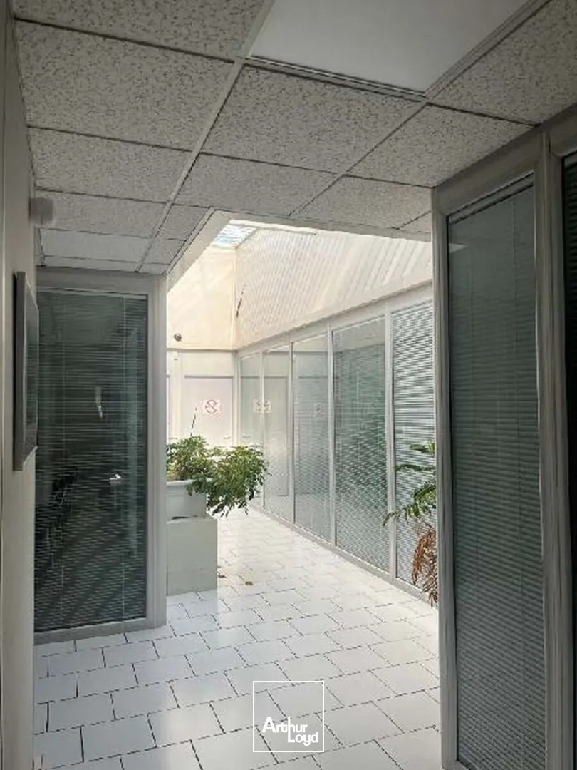 Locaux d'activité et bureaux 1 040 m² à louer - Proximité Roissy CDG Desserte A1 A104