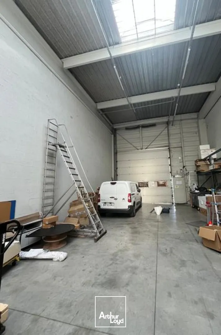 Locaux d'activité et bureaux 1 040 m² à louer - Proximité Roissy CDG Desserte A1 A104