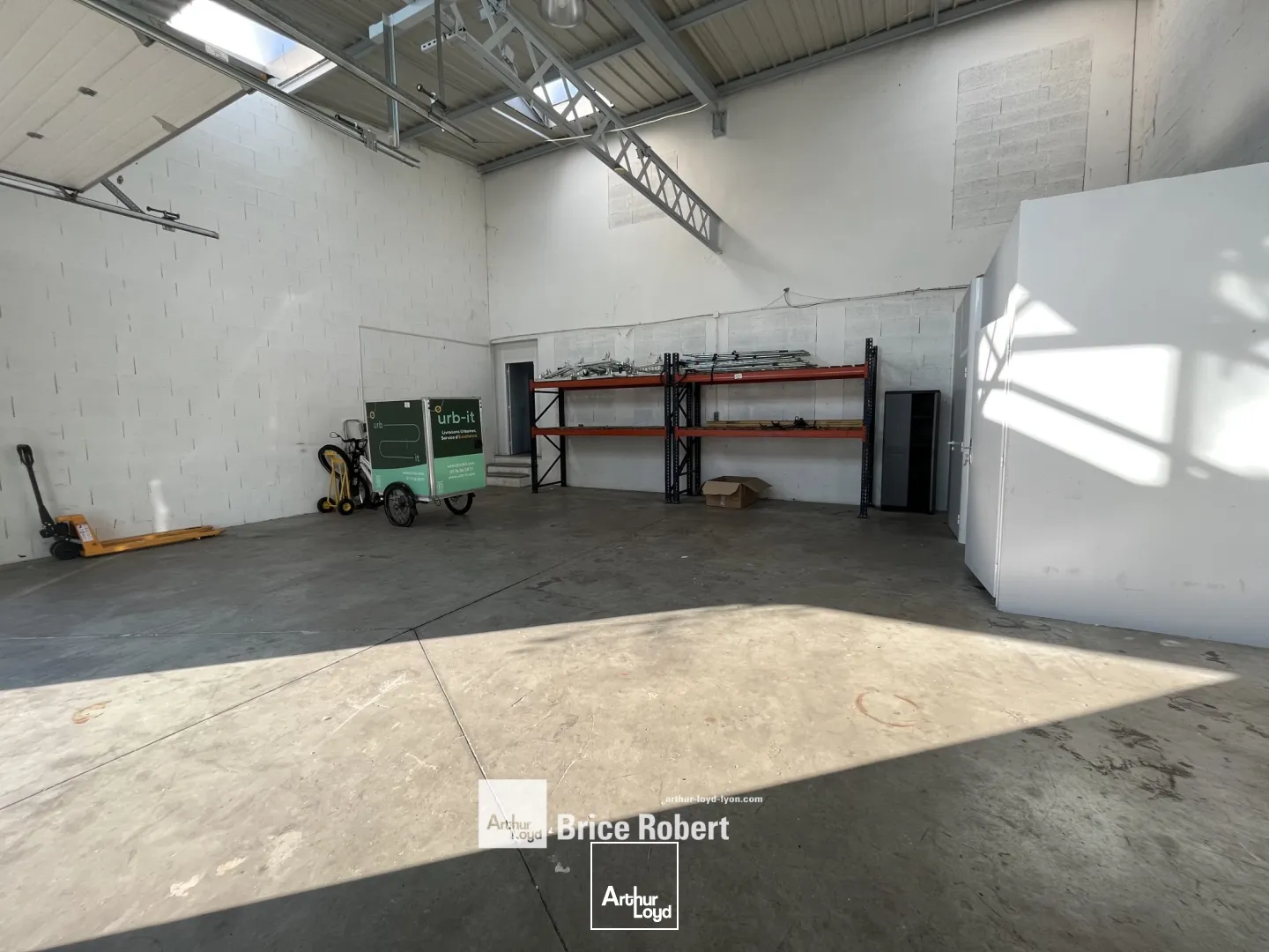A louer- Locaux d'activités avec climatisation réversible- Vénissieux