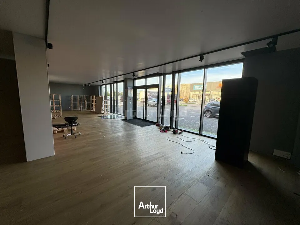 LOCAL COMMERCIAL à VENDRE de 715 m²