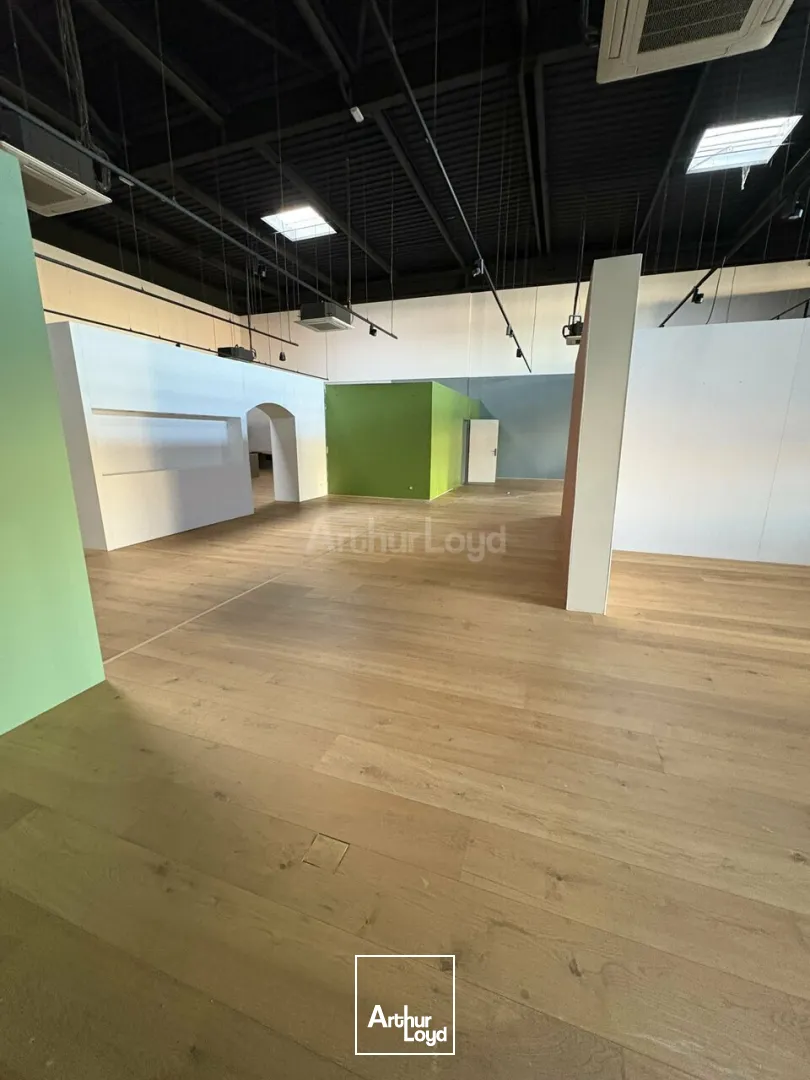 LOCAL COMMERCIAL à VENDRE de 715 m²