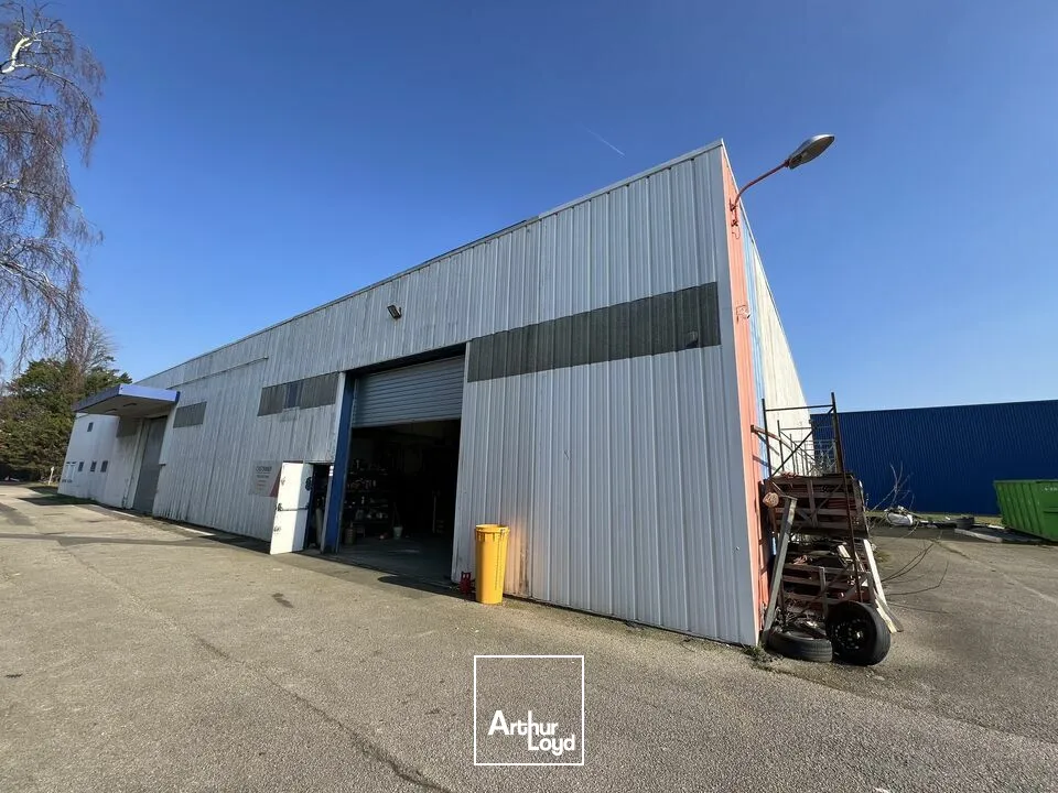 A LOUER - LOCAUX D'ACTIVITÉS D'ENVIRON 325 m2 + Terrain d'environ 1 500 m2 