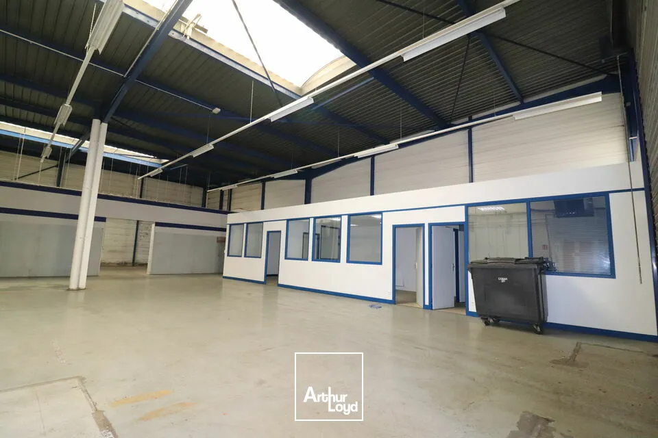 A LOUER - LOCAUX D'ACTIVITÉS D'ENVIRON 325 m2 + Terrain d'environ 1 500 m2 