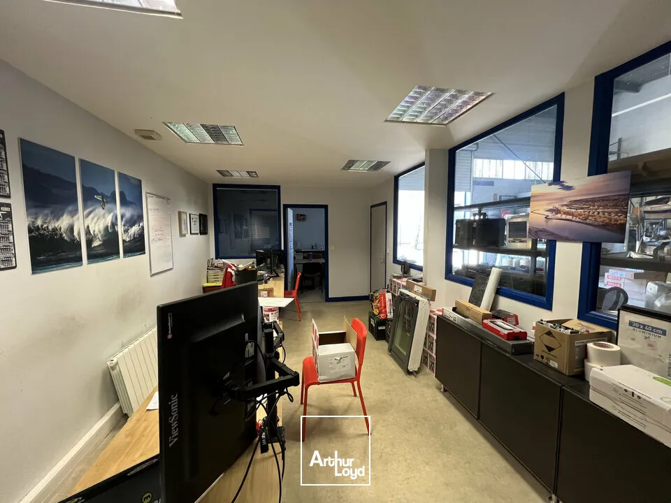 A LOUER - LOCAUX D'ACTIVITÉS D'ENVIRON 325 m2 + Terrain d'environ 1 500 m2 