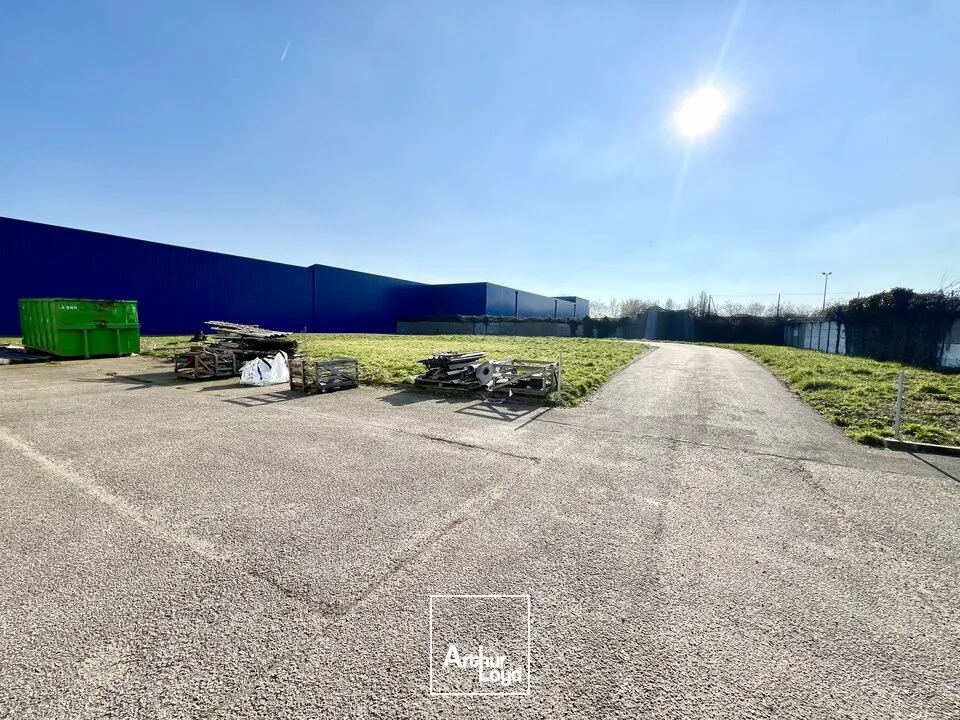 A LOUER - LOCAUX D'ACTIVITÉS D'ENVIRON 325 m2 + Terrain d'environ 1 500 m2 