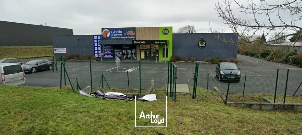 LOCAL COMMERCIAL A LOUER DE 800m² A AZAY LE BRULE