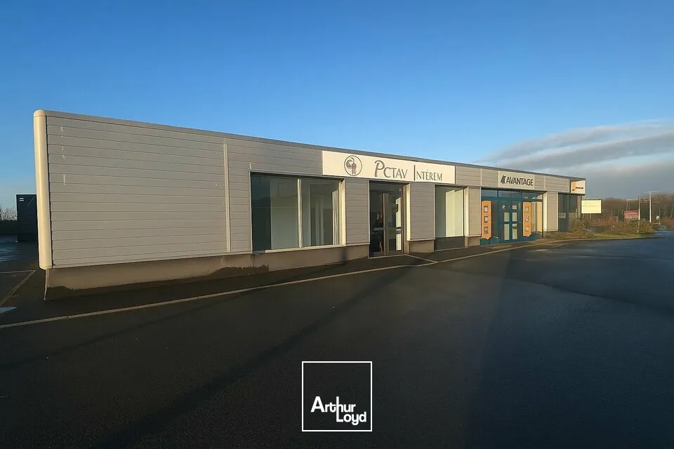 A LOUER - LOCAL COMMERCIAL 140 M²  EMPLACEMENT PREMIUM  AXE TRÈS PASSANT