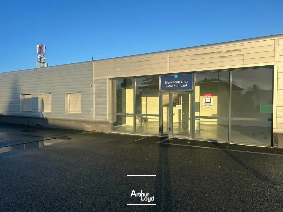 A LOUER - LOCAL COMMERCIAL 140 M²  EMPLACEMENT PREMIUM  AXE TRÈS PASSANT