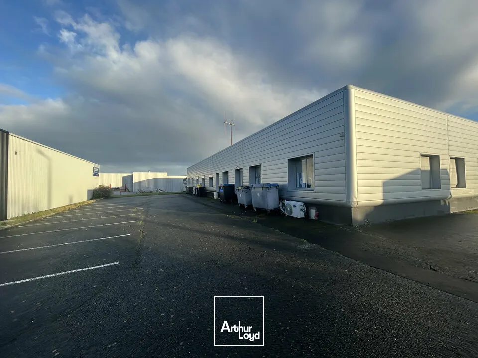 A LOUER - LOCAL COMMERCIAL 140 M²  EMPLACEMENT PREMIUM  AXE TRÈS PASSANT