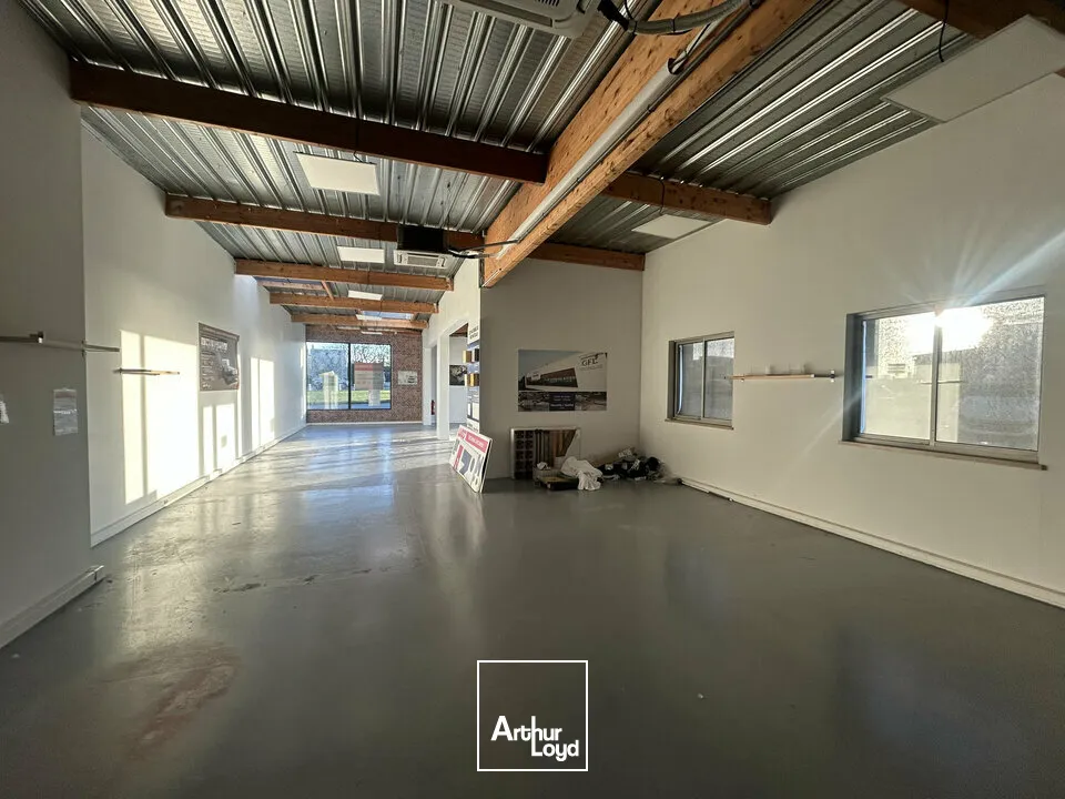 A LOUER - LOCAL COMMERCIAL 140 M²  EMPLACEMENT PREMIUM  AXE TRÈS PASSANT