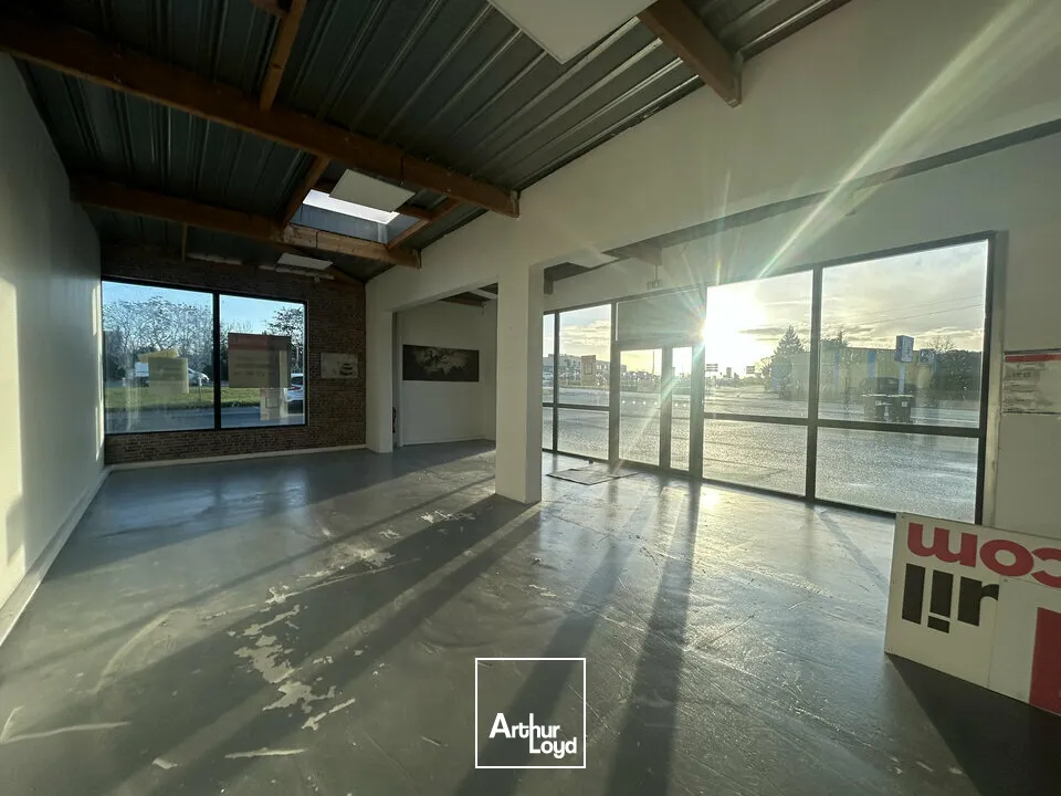 A LOUER - LOCAL COMMERCIAL 140 M²  EMPLACEMENT PREMIUM  AXE TRÈS PASSANT