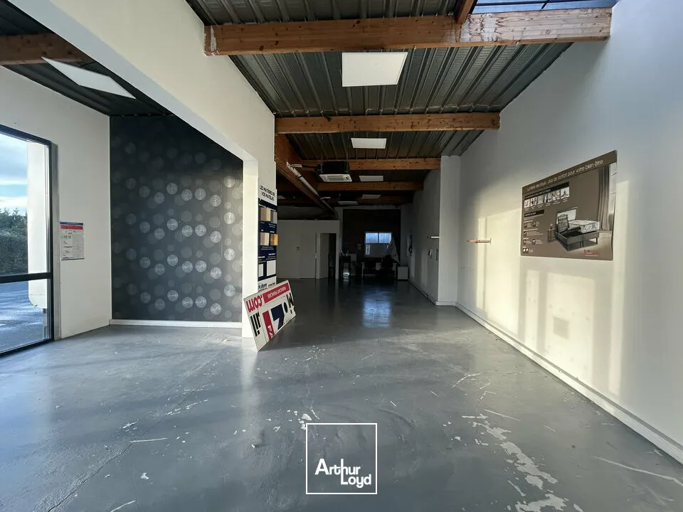 A LOUER - LOCAL COMMERCIAL 140 M²  EMPLACEMENT PREMIUM  AXE TRÈS PASSANT