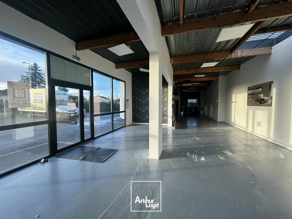 A LOUER - LOCAL COMMERCIAL 140 M²  EMPLACEMENT PREMIUM  AXE TRÈS PASSANT