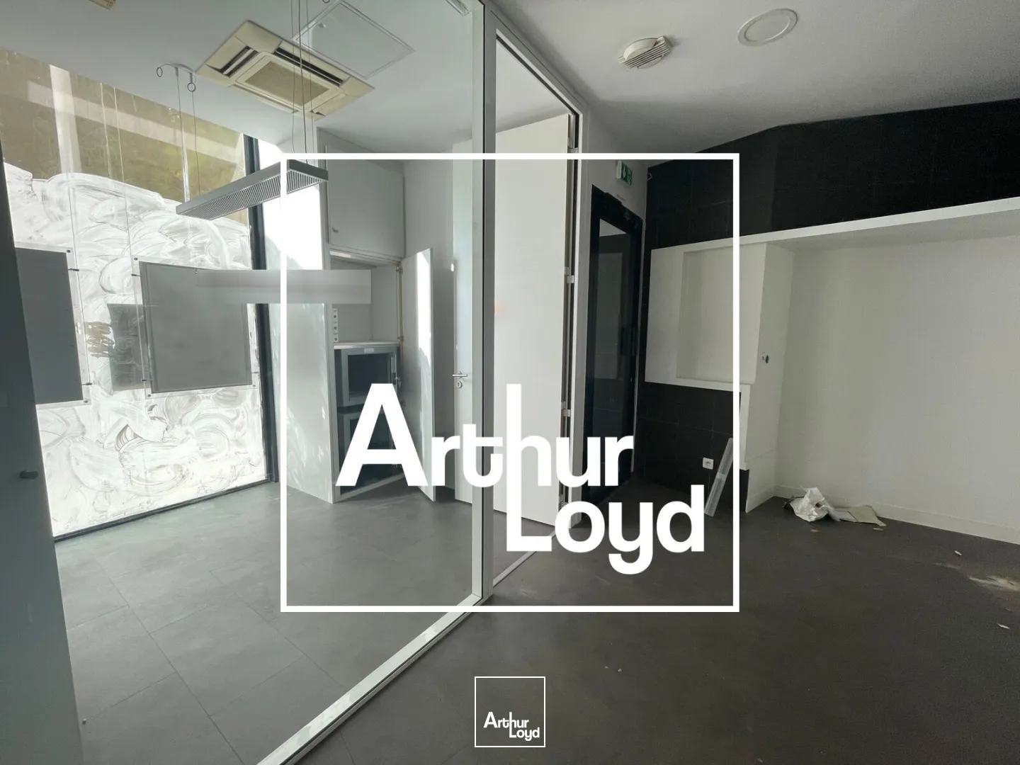 BUREAUX A LOUER - MONTPELLIER POMPIGNANE - PARKINGS PROCHE TRAMWAY