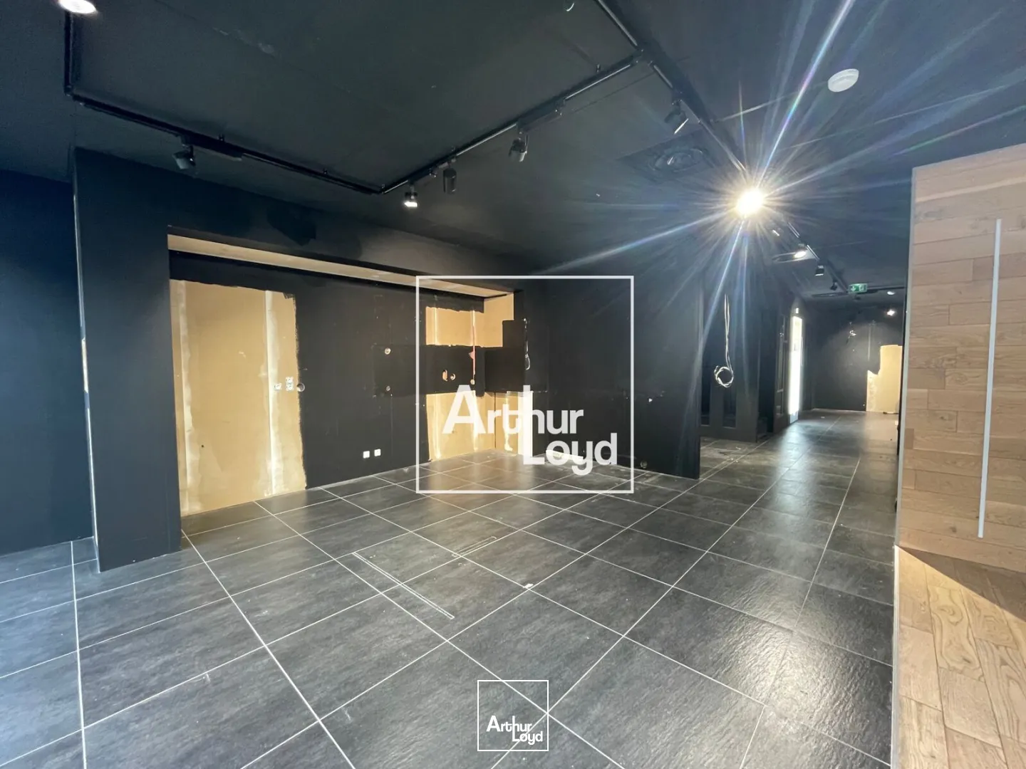 Local commercial à louer - Visibilité optimale, linéaire exceptionnelt - 490 m2 - Lattes