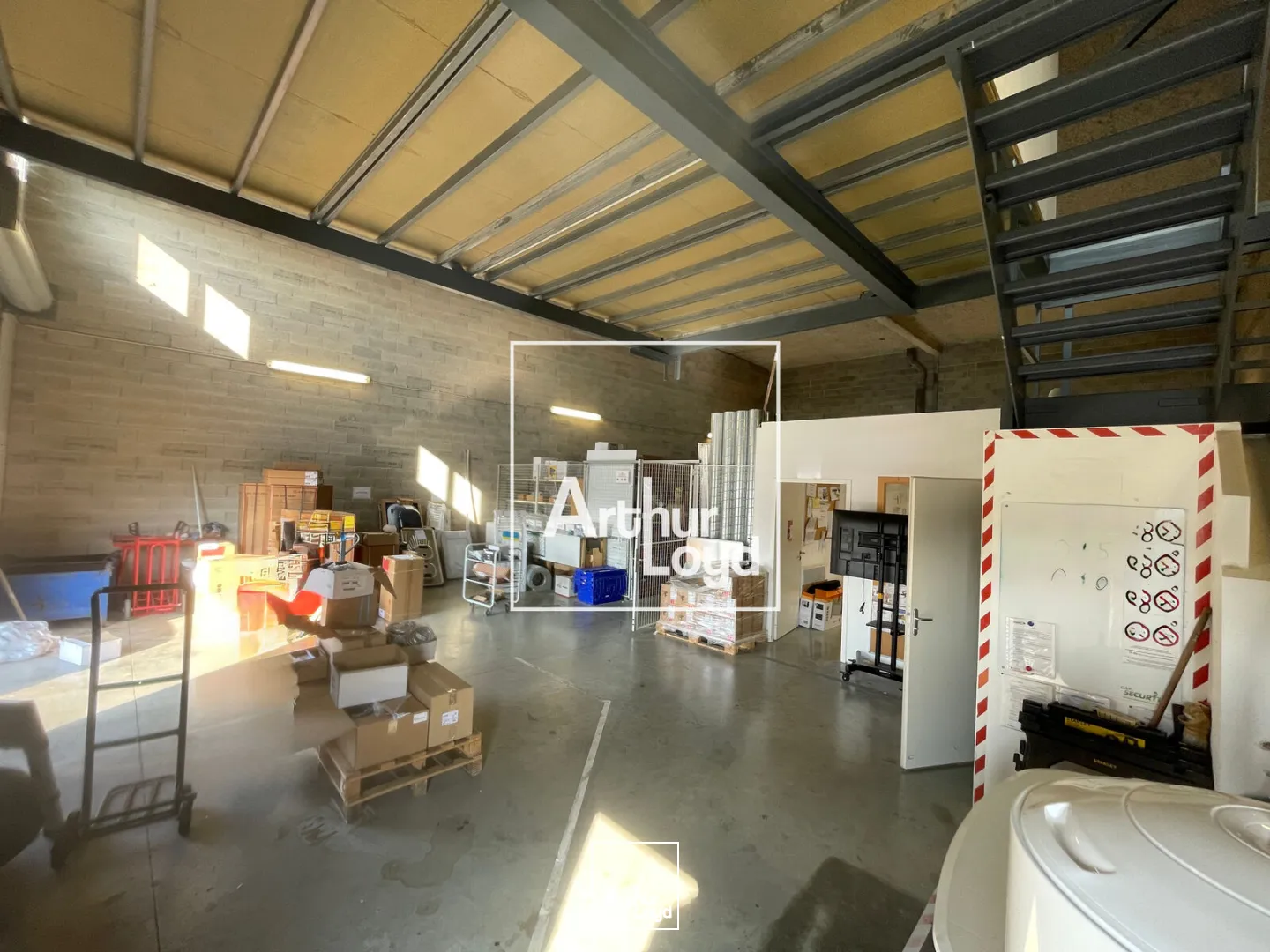 Local d'activité de 239 m² à louer - Vendres - Site professionnel dynamique, accès immédiat A9 et Ouest de Béziers