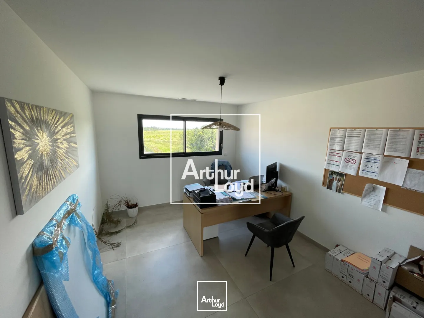 Immeuble indépendant à vocation tertiaire de 347 m2 à la Location