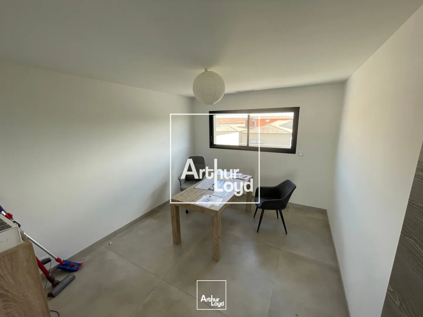 Immeuble indépendant à vocation tertiaire de 347 m2 à la Location