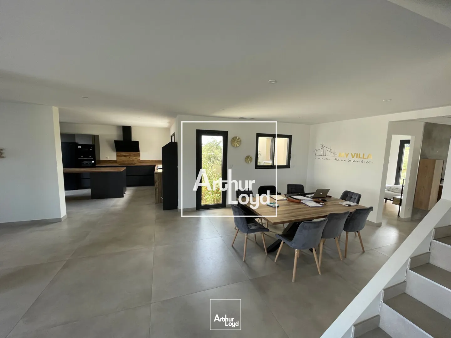 Immeuble indépendant à vocation tertiaire de 347 m2 à la Location