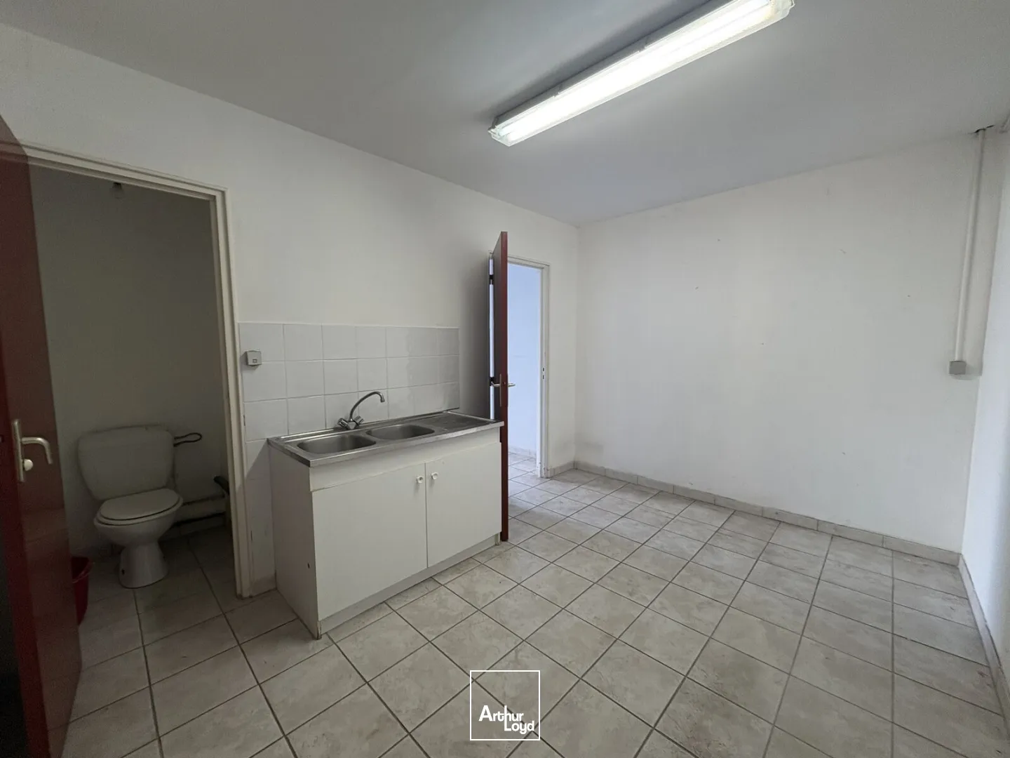 Cellule d'activités avec bureaux - 302 m2 - À louer - Saint Jean de Braye