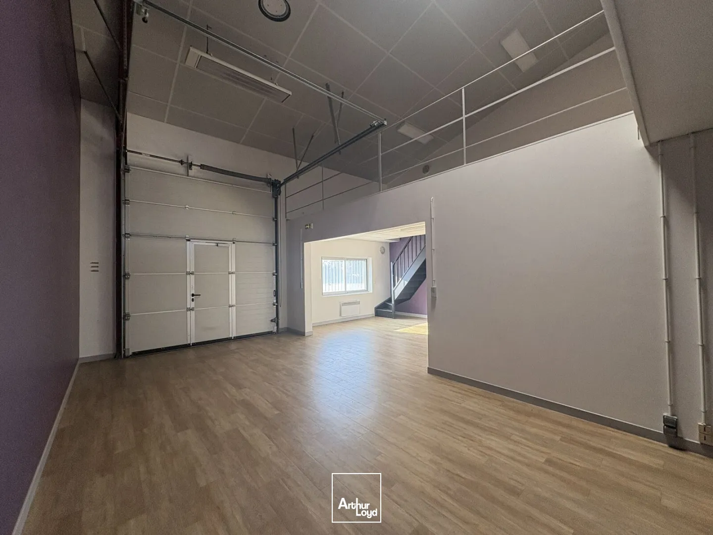 Cellule d'activités avec bureaux - 302 m2 - À louer - Saint Jean de Braye