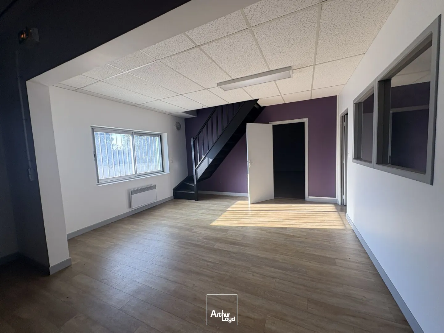 Cellule d'activités avec bureaux - 302 m2 - À louer - Saint Jean de Braye