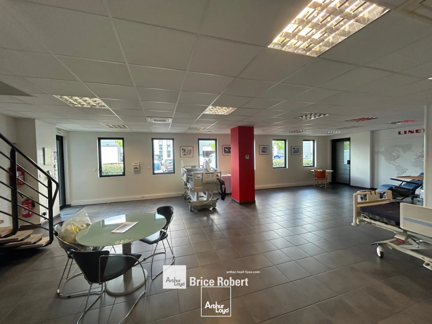 A vendre - un local d'activités avec bureaux aménagés et deux portes sectionnelles électriques de 4 mètres sur 4,5 mètres - Vénissieux